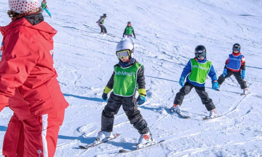 מדריכת סקי לילדים בקלאב מד