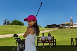 ילדה משחקת גולף בקיסריה