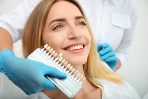 אישה אשר מקבלת טיפולי שיניים משמרים בקליניקה ע"י הרופאה