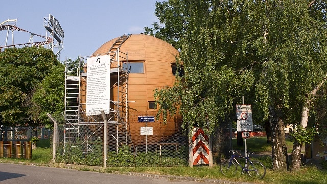 The Kugelmugel House-הבניין הכדורי הזה הוגדר כ"מיקרו- אומה"